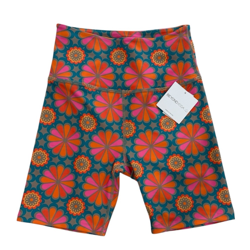 NWT. Beyond Yoga biker shorts. Size large.